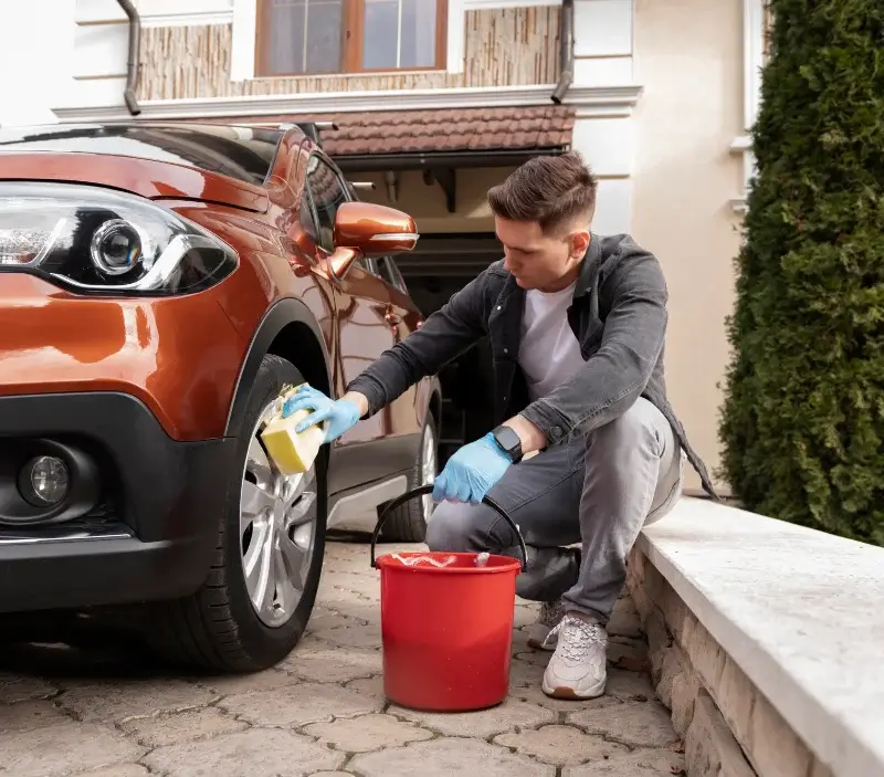 Lavage auto à domicile Les Lucs-sur-Boulogne : professionnel intervenant sur un véhicule